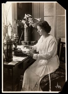 Maude Fealy zittend aan een Typemachine, ca.1915